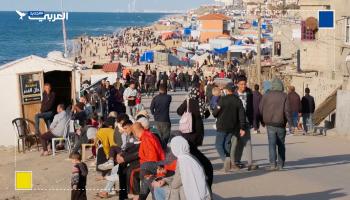 شاطئ غزة.. أمل بائس للفلسطينيين بالتقاط إشارة إنترنت