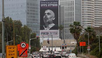 لوحة إعلانية تحمل صورة السنوار وعبارة "فكر جيدًا في من يستفيد من انقسامنا"، تل أبيب، 26 إبريل 2024 (Getty)