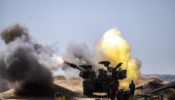 مدفعية جيش الاحتلال تقصف مناطق في شرق رفح، 8 مايو 2024 (Getty)