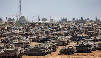 حشد من الدبابات الإسرائيلية قرب حدود قطاع غزة، 9 مايو 2024 (Getty)