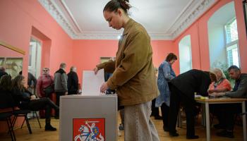 مشاركون بالجولة الأولى من الانتخاباتفي ليتوانيا فيلنيوس 12مايو2024 (يوهن يرتشاك/Getty)