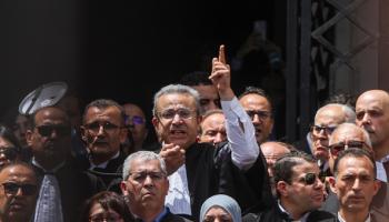 رئيس نقابة المحامين أمام المحكمة في تونس، 16 مايو 2024 (Getty)