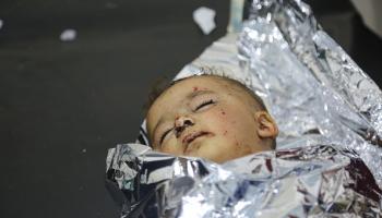 مقتل طفلين جراء قصف النظام السوري سيارة في حلب، 28 مايو 2024 (Getty)