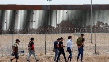 مهاجرون عند حدود الولايات المتحدة مع المكسيك بعد فرض بايدن قيوداً على عدد طالبي اللجوء 5/6/2024 (ديفيد بينادو/ الأناضول) 