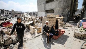 عائلة الفيومي تعيش على أنقاض منزلها المدمر في غزة 20 أبريل 2024 (الأناضول)