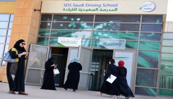سعوديات أمام مدرسة قيادة- فرانس برس
