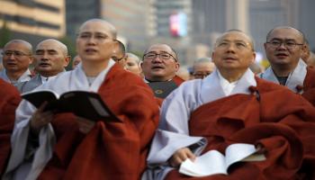 رهبان بوذيون يصلون على نية نجاح القمةّ الكورية (Getty)