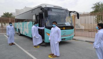 إجراءات وقائية مشددة في حافلات مدارس قطر (العربي الجديد)