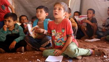 نازحون سوريون في مدرسة خيمة - سورية - مجتمع