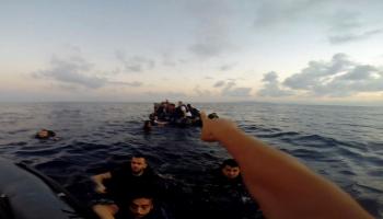 إنقاذ مهاجرين غير شرعيين من الغرق