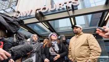 أهالي ضحايا مجزرة مسجدي نيوزيلندا أمام المحكمة (كاي شويرار/Getty)