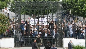 لا تتوقف الاحتجاجات أمام البرلمان التونسي(فتحي بليد/فرانس برس) 
