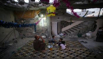إفطار غزة وسط ما تبقى من منزل (محمد الحجار)