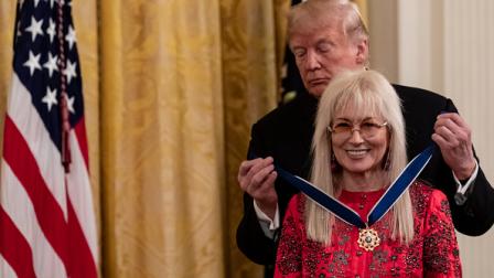 ترامب يقدم لميريام أديلسون وسام الحرية الرئاسي، واشنطن 16 نوفمبر 2018 (تشيريز ماي/Getty)