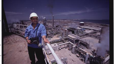 عامل في مصنع للأسمدة الكيماوية في مصر - 1 يناير 1997 (Getty)