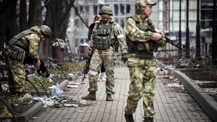 جنود من الجيش الروسي في ماريوبول، أوكرانيا 12 إبريل 2022 (Getty)