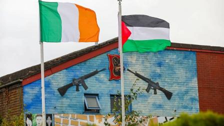 علم دولة فلسطين إلى جانب علم أيرلندا، بلفاست 23 أكتوبر 2023 (Getty)