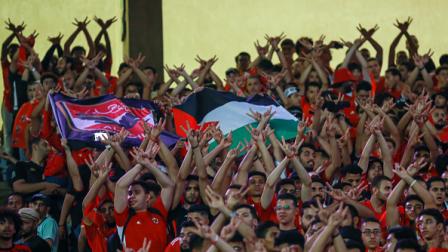 جماهير النادي الأهلي ترفع علم فلسطين في استاد القاهرة، 1 نوفمبر 2023 (Getty)