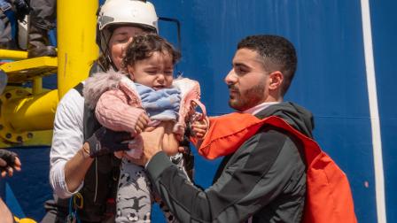 على سفينة إنقاذ لمنظمة أطباء بلا حدود بين ليبيا وإيطاليا (سيموني بوكاشيو/ Getty)