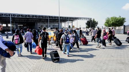 يغادر الفلسطينيون قطاع غزة مع أمتعة قليلة (عبد الرحيم الخطيب/الأناضول)