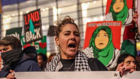 تظاهرة مناصرة للفلسطينيين أمام مقر "نيويورك تايمز"، 12 يناير 2024 (سلجوق أكار/الأناضول)