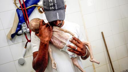 جثة الرضيع فايز أبو عطايا ضحية الحرب على غزة مع والده - 30 مايو 2024 (أشرف أبو عمرة/ الأناضول)