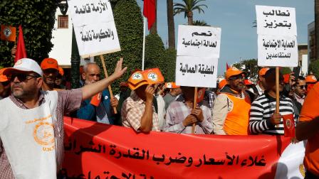 عمال مغاربة يحتجون على ارتفاع تكاليف المعيشة خارج مقر البرلمان في الرباط، 23 أكتوبر 2022 (فرانس برس)