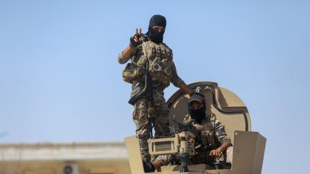 مقاتلان من "قسد" في دير الزور، سبتمبر 2023 (دليل سليمان/فرانس برس)