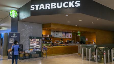 مقهى "ستاربكس" في منطقة الركاب بمطار دبي، 6 مارس 2024 (Getty)