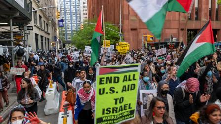 طلاب جامعة نيويورك في مسيرة داعمة لفلسطين (سبنسر بلات/Getty)
