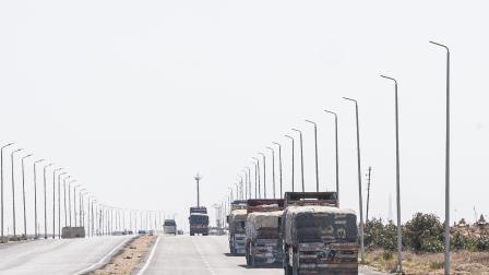 دخول مساعدات إلى غزة المشاحنات قرب الحدود المصرية الفلسطينية  تنتظر لدخول معبر كرم أبو سالم