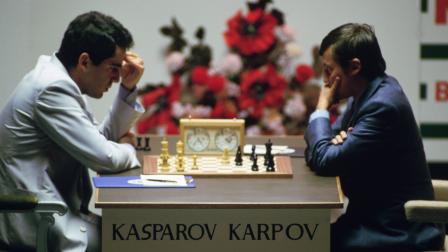 تظل مباراة كاسباروف وكاربوف أحد أشهر المواجهات (جيري كوك/Getty)