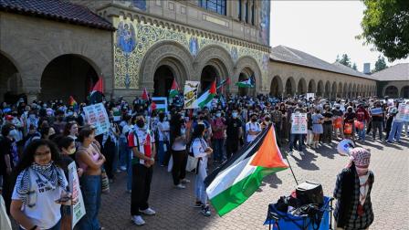 متظاهرون مؤيدون لفلسطين يقتحمون مكتب رئيس جامعة ستانفورد، في 5 يونيو (الأناضول)
