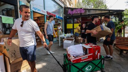 إسرائيليون يتسوقون من متجر في تل أبيب، 10 أكتوبر 2023 (فرانس برس)