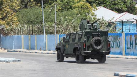 مركبة عسكرية للقوات الصومالية بعد هجوم بأحد فنادق مقديشو، فرانس برس