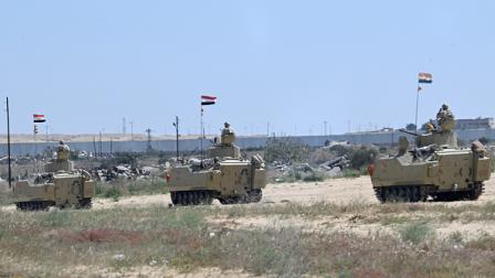 دبابات مصرية على الحدود قرب معبر رفح، 23 مارس 2024 (خالد دسوقي/فرانس برس)