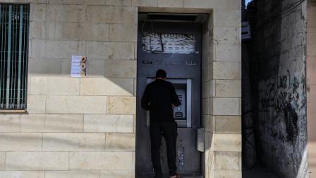 ماكينة الصراف الألي في بنك فلسطيني/ غزة 3 أبريل 2024 (الأناضول)