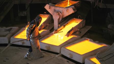 Getty-Molten copper is poured into molds at Chuquicamata Copper Refinery; 