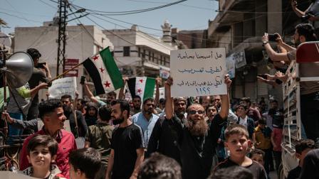 خلال تظاهرة ضد هيئة تحرير الشام في إدلب، 17 مايو 2024 (فرانس برس)