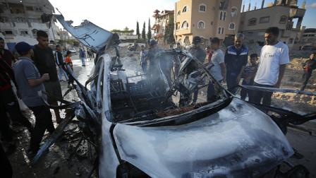 سيارة استهدفها الاحتلال في مخيم النصيرات في غزة، 30 مايو 2024 (أشرف عمرة/الأناضول)