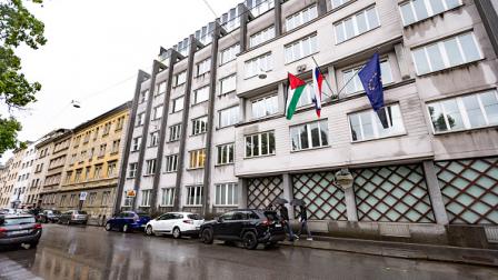 العلم الفلسطيني على مقر حكومي بسلوفينيا، 31 مايو 2024 (الأناضول)