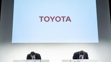 مسؤولو شركة تويوتا ينحنون اعتذاراً خلال مؤتمر صحافي - طوكيو 3 يونيو 2024 (Getty)