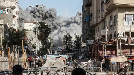 دخان يتصاعد من مبنى قصفه الاحتلال في البريج، 3 يونيو 2024 (Getty)