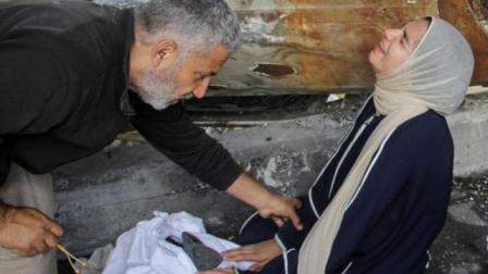 فلسطينية تبكي بجوار جثمان شهيد في مدينة غزة 25 مايو 2024 (رويترز)