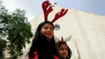 فتيات فلسطينيات أمام كنيسة في غزة - مجتمع