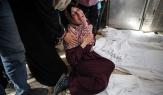 امرأة تبكي أحد أقاربها الذي استشهد جراء قصف إسرائيلي على غزة (Getty)